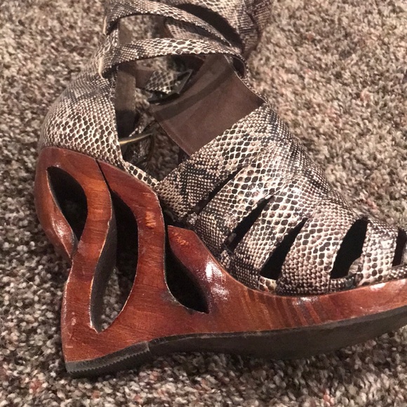 Snake print Wedges - Picture 2 of 5